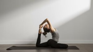 Jeune femme exerçant une posture de yoga