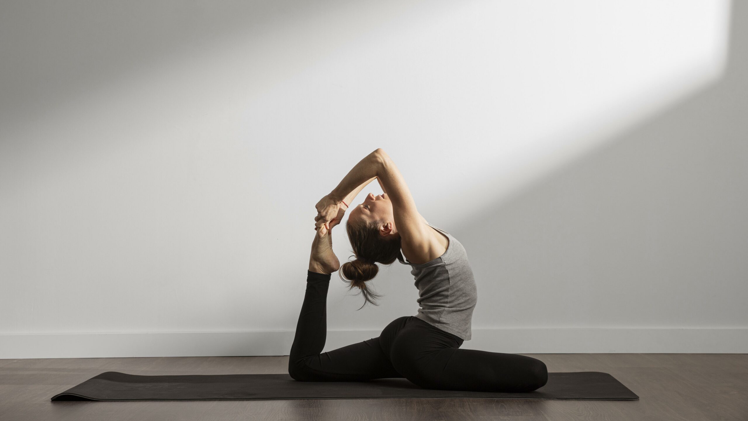 Jeune femme exerçant une posture de yoga