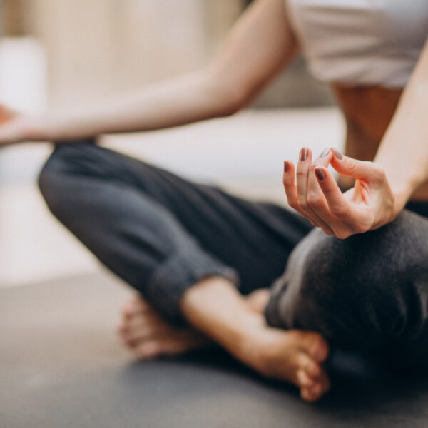 Jeune femme majeur et pouce lié, jambe en tailleur, méditant.