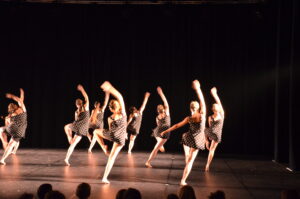 groupe de danseuses contemporaines de dos