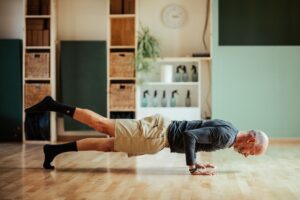 Homme pratiquant le réflexive pilates, une pratique de pilates lors d'un cours au cerisier à Bailleul