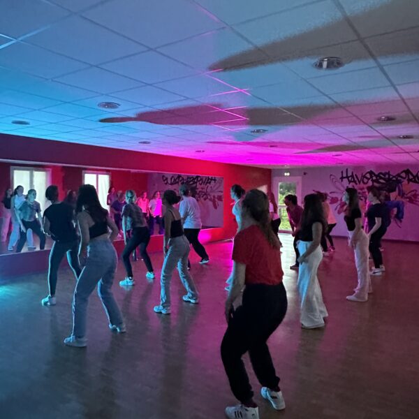 groupe de danseurs en hip hop ou danse moderne