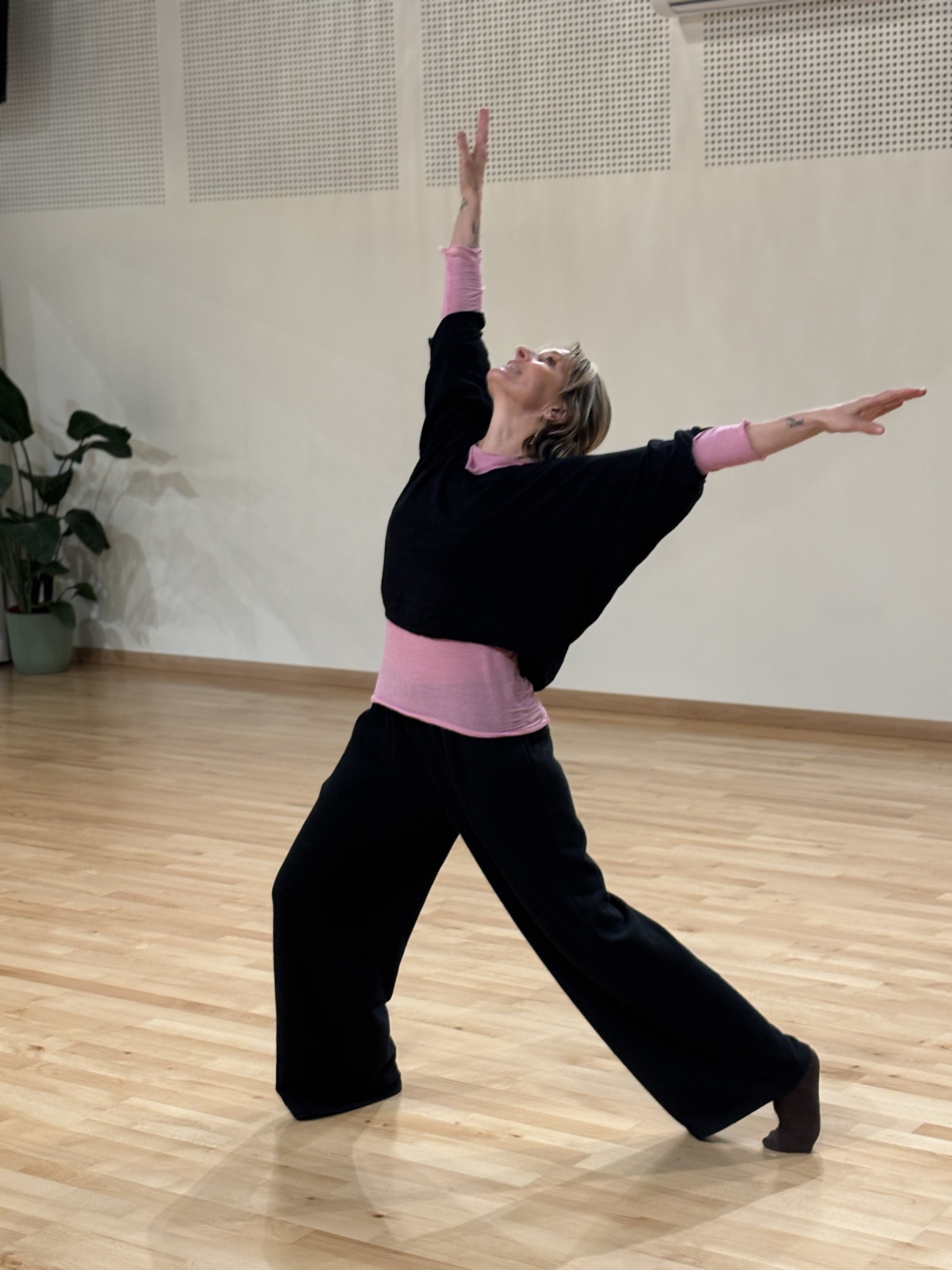 Danseuse avec les bras vers le ciel expressive et libre