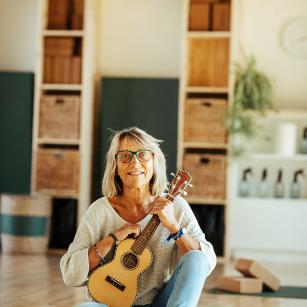 Sophie avec sa guitare pour son atelier au Cerisier