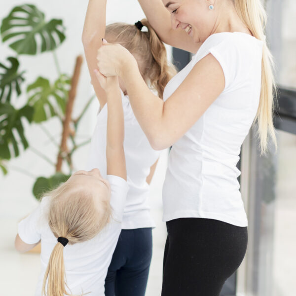 maman dansant avec se sex filles atelier parent-enfant au Cerisier à Bailleul