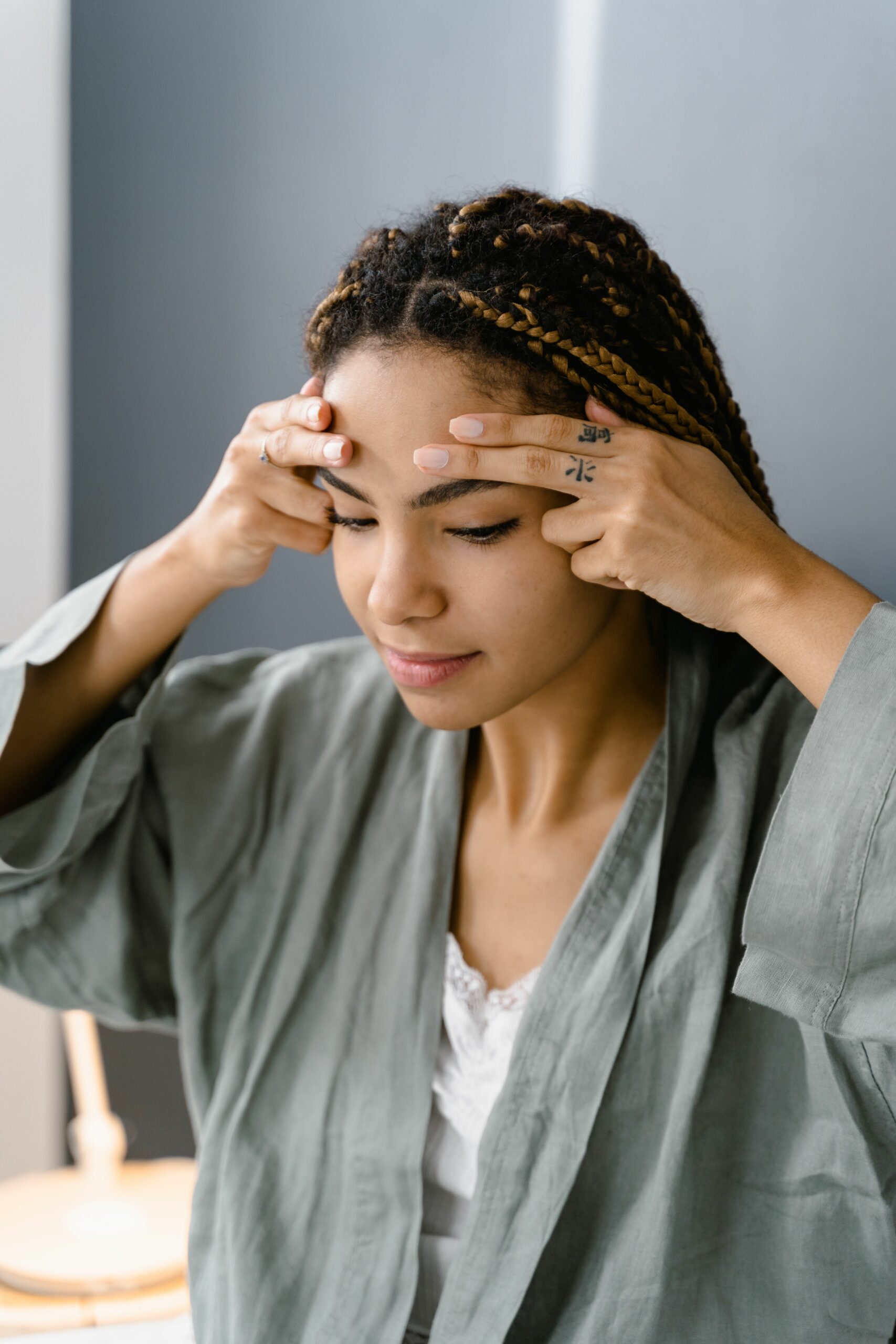 femme pratiquant le yoga du visage