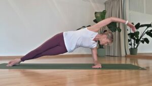 Julie en posture de pilates barre