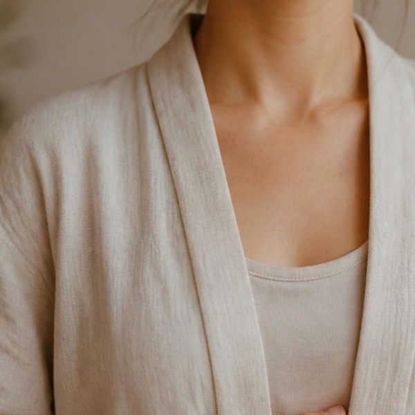 femme avec main sur le ventre lors d'un souffle sonore