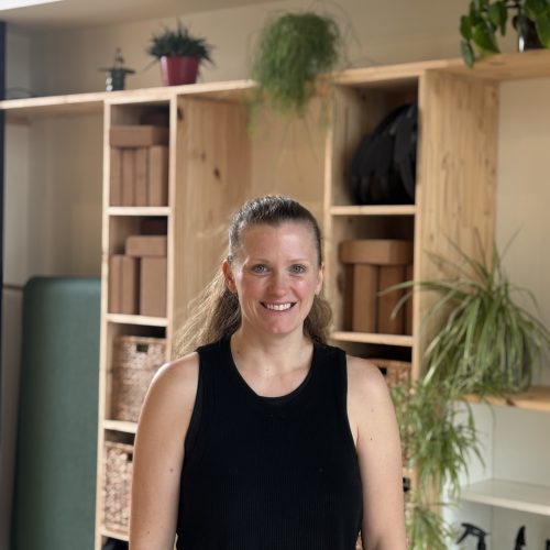 Manon professeure de yoga doux yoga prénatal et postnatal au Cerisier